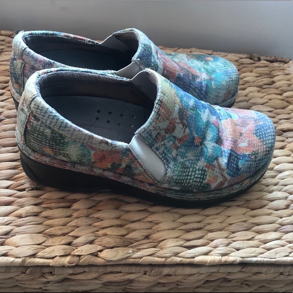 Klogs nursing shoes size 9